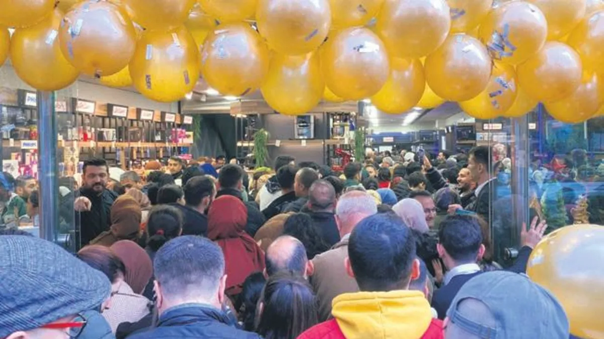 Aydın’da AVM açılışı kaosa dönüştü! Trafik kilitlendi: Sıra kavgaları yaşandı