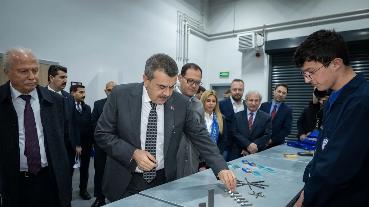 Bakan Tekin eğitim tarihinde bir ilki açıkladı: 100 öğrenciden 43'ü meslek lisesine kayıt yaptırdı