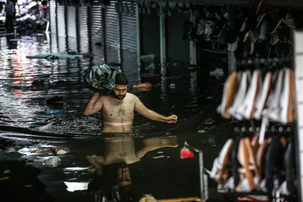 Dikkat çeken görüntü! Sel suları altında kalan çarşının ürünleri miting alanına serildi-5