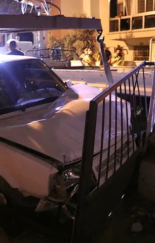 Denizli'de bahçe duvarına çarpan aracın sürücüsü kaçtı