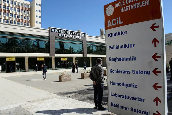 diyarbakirda-liselilerin-bicakli-kavgasinda-kan-akti-iste-o-anlar-1633088778236.jpg Diyarbakır'da liselilerin bıçaklı kavgasında kan aktı! İşte o anlar-5