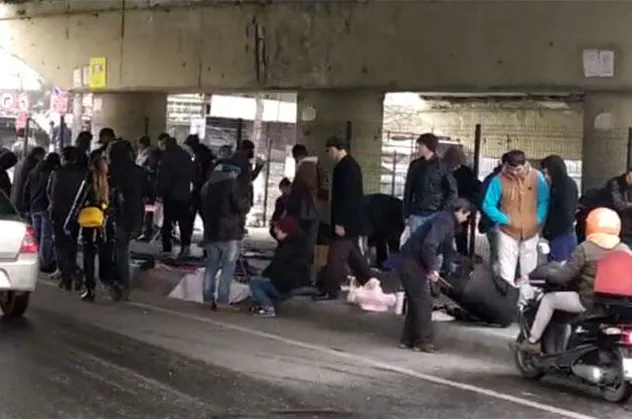 İstanbul'da endişelendiren görüntü! Köprü altında iç içe alışveriş