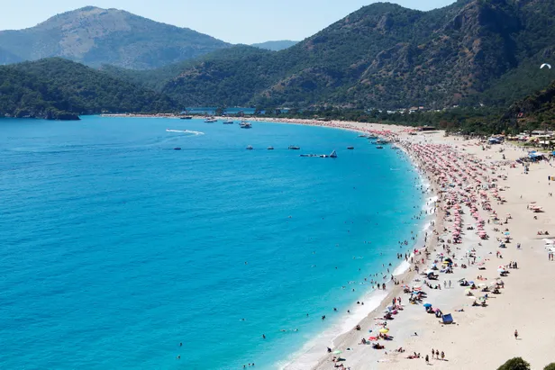 Adım atacak yer yok! Bodrum plajlarında yer kalmadı-1