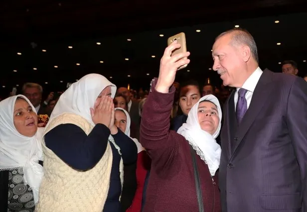 Dikkat çeken kare! Başkan Erdoğan tek tek dinleyip not aldı-2