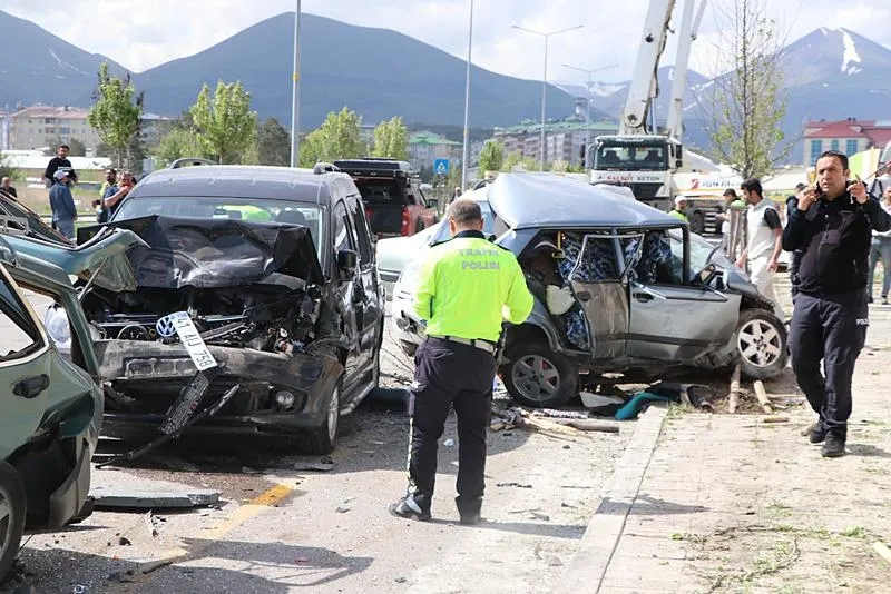 Beton mikserinin çarptığı araçlar hurdaya döndü. (AA)