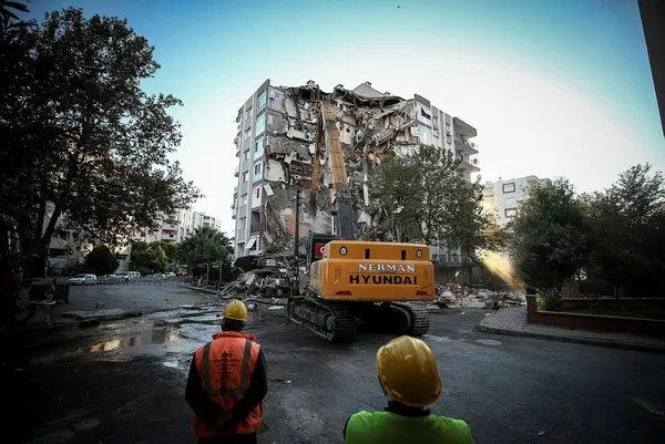izmir-depreminde-yikilan-karagul-apartmanina-da-daha-once-curuk-raporu-verildigi-ortaya-cikti-1604382114800.jpg