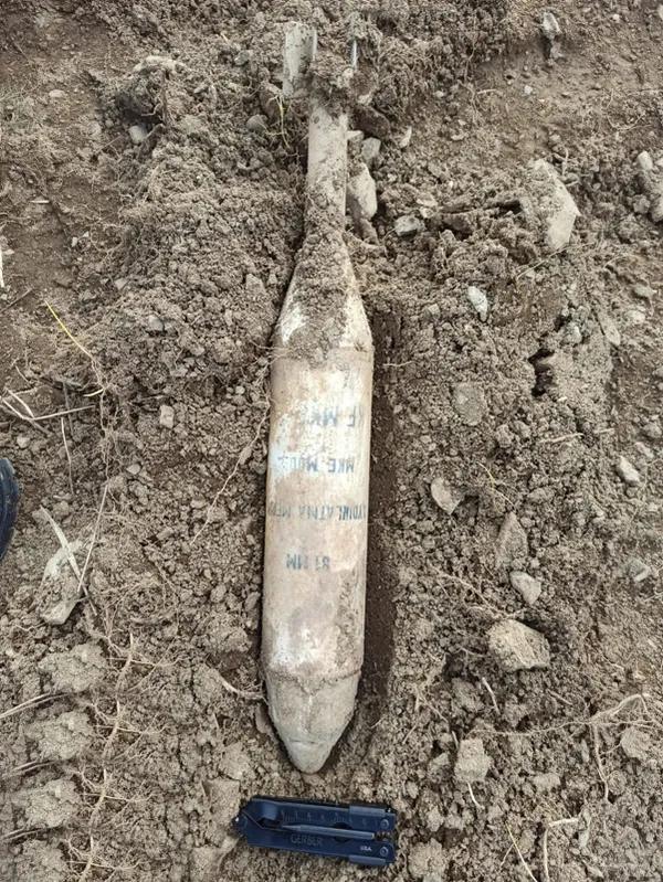 ciftcinin-tarlasinda-buldugu-aydinlatma-havani-pamit-tarafindan-imha-edildi-1617606373480.jpg Çiftçinin tarlasında bulduğu aydınlatma havanı PAMİT tarafından imha edildi-2