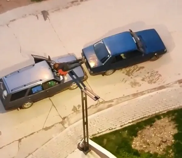 bursada-seyir-halindeki-otomobilin-on-kaputuna-oturan-bir-kisi-ondeki-araci-ayaklariyla-itti-1618985740771.jpg Bursa'da seyir halindeki otomobilin ön kaputuna oturan bir kişi öndeki aracı ayaklarıyla itti-2