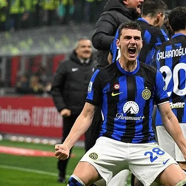 Hakan Çalhanoğlu’nun takımı Inter İtalya’da şampiyonluğu ilan etti | Milan 1-2 Inter MAÇ SONUCU