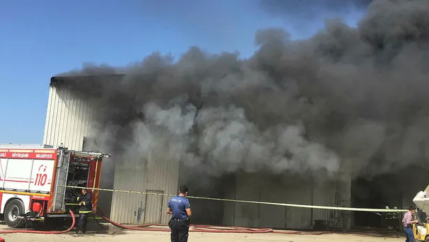 son-dakika-kocaelide-yag-ve-lastik-deposunda-yangin-cikti-1598779082974.jpg Son dakika: Kocaeli'de yağ ve lastik deposunda yangın çıktı-1