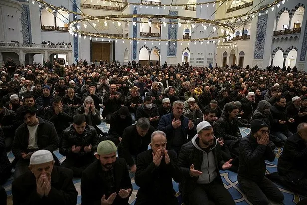 mirac-kandilinde-eller-semaya-depremzedeler-icin-acildi-1676664113627.jpeg Deprem bölgesinde Miraç Kandili! Çadır mescitlerde eller semaya açıldı-5