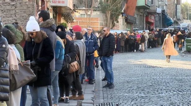 İstanbul'da 'Ayın Biri' kuyruğu! Metrelerce uzadı-6