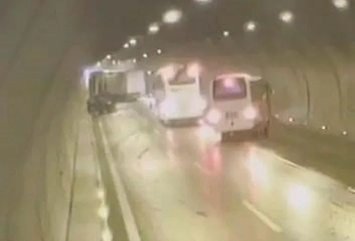 tunelde-zincirleme-kaza-o-anlar-kamerada-1705559363337.jpeg