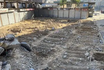 Gazze Şeridi’ndeki boş alanlar toplu mezarlara dönüştü