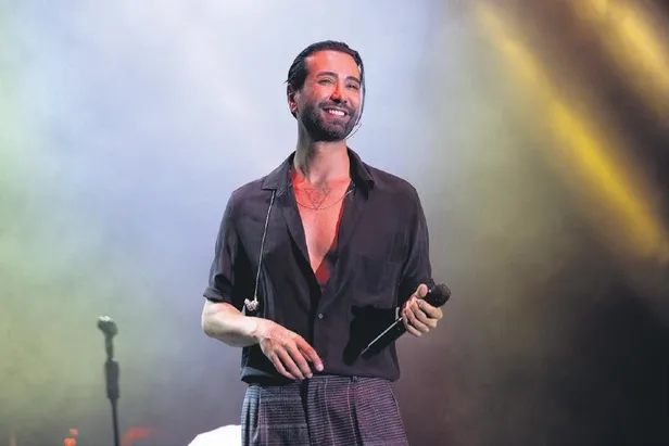 Şafak Sezer İzzet Yıldızhan'ın sahnesinde uzun hava okudu (Magazin haberleri)-14