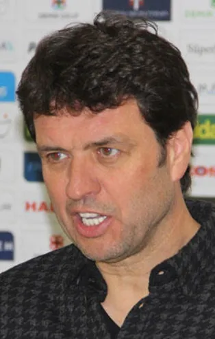 Akhisarspor teknik direktörü Cihat Arslan ile yollar ayrıldı