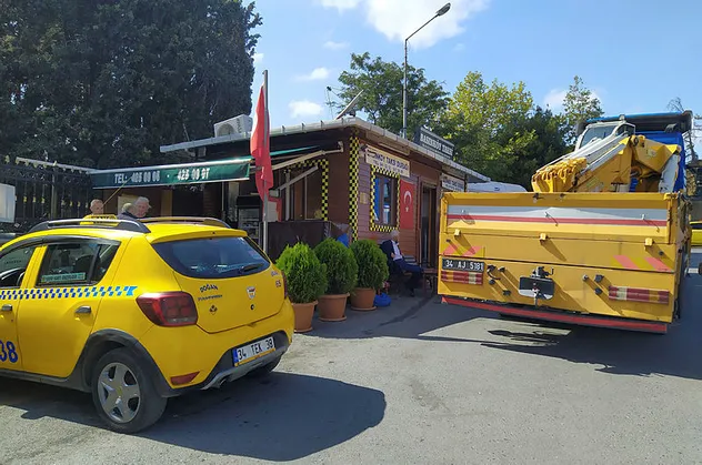 CHP'li İBB 15 yıllık taksi durağını kaldırmaya çalıştı! Skandal ortaya çıktı! Yıllardır CHP'li Bakırköy Belediyesi...