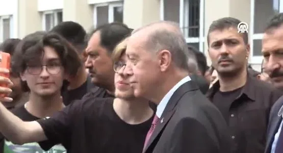baskan-erdogan-haydarpasa-lisesinde-duzenlenen-2022-2023-egitim-ogretim-yili-karne-dagitim-torenine-katildi-1686937602252.jpeg