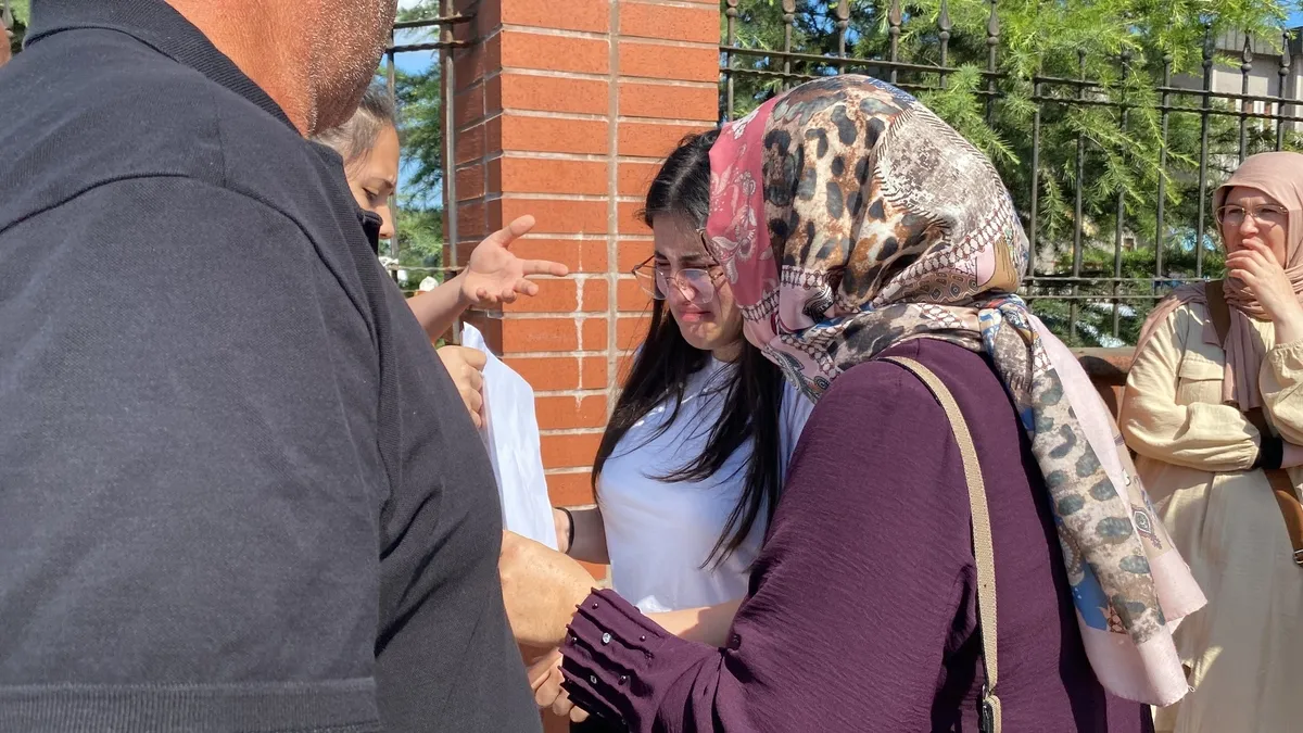 YKS’nin ikinci oturumu AYT’ye girecek genç kız büyük talihsizlik yaşadı! Yardıma itfaiye ekipleri koştu | İşte Türkiye’den sınav manzaraları