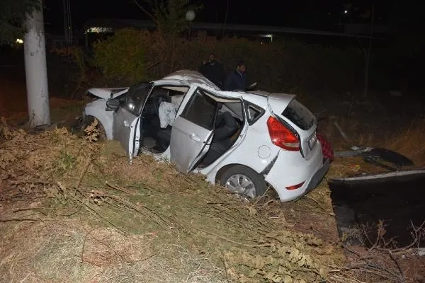 İzmir'de ehliyetsiz genç sürücünün kullandığı otomobil takla attı: 1 ölü, 2 yaralı-3