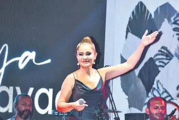 Derya Bedavacı, Bodrum'un ünlü eğlence mekanında sahne aldı