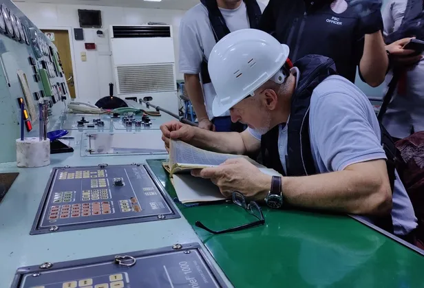 dunya-istanbuldan-gelecek-habere-kilitlendi-tahil-tasiyan-razoni-gemisinde-denetim-yapildi-1659519007739.jpeg Dünya İstanbul'dan gelecek habere kilitlendi! Tahıl taşıyan Razoni gemisi İstanbul Boğazı'ndan geçti-3