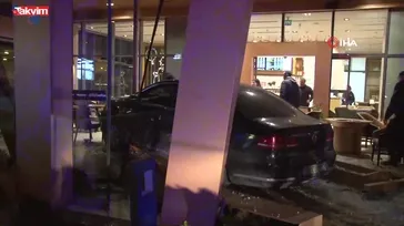 Bakırköy’de otomobil kafeye daldı: 6 yaralı