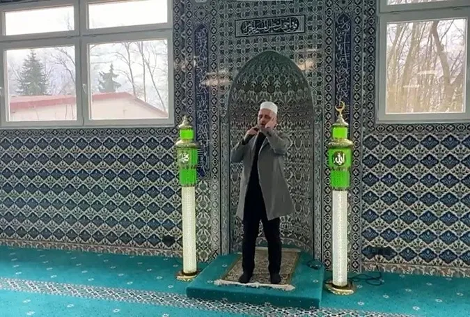 Sesine hayran kaldığı imam selasını okudu