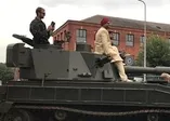 İngiltere'de şaşkınlık yaratan olay! Gelini almaya tankla gitti (Video)