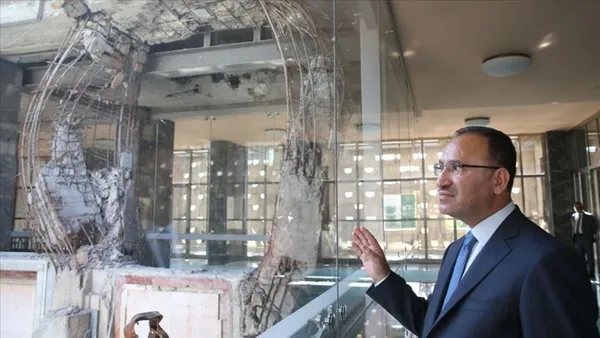 adalet-bakanligi-gorevine-getirilen-bekir-bozdagin-adi-bile-fetoculeri-hoplatmaya-yetti-1643523090602.jpg Adalet Bakanlığı görevine getirilen Bekir Bozdağ'ın adı bile FETÖ'cüleri hoplatmaya yetti-2