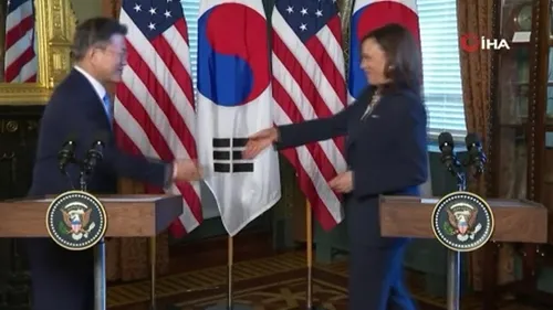 ABD Başkan Yardımcısı Kamala Harris’ten Güney Kore Devlet Başkanı Moon’a ırkçı hareket!