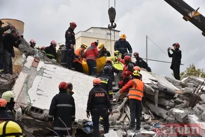 Depremin vurduğu Arnavutluk’tan kahreden kare! Ölenlerin fotoğrafları direklere asıldı
