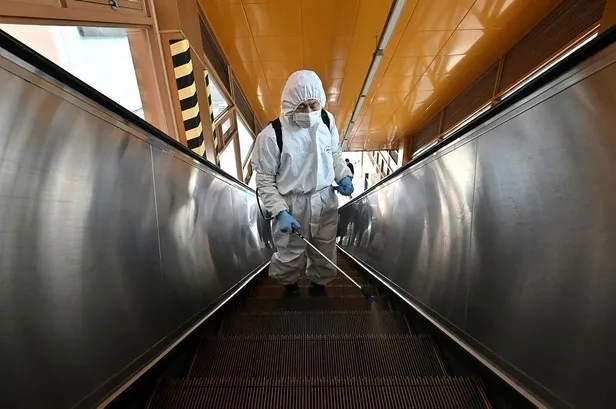 Ebola'yı keşfeden bilim insanı Peter Piot'tan korkutan koronavirüs açıklaması!-1
