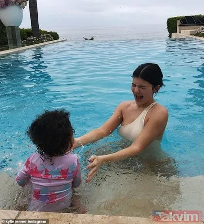 Eleştirilerin odağındaki isim Kylie Jenner ile kızı Stormi’nin havuz keyfi!