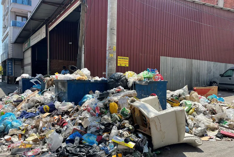 CHP’li İzmir yine bildiğiniz gibi! Çöp dağları mod on