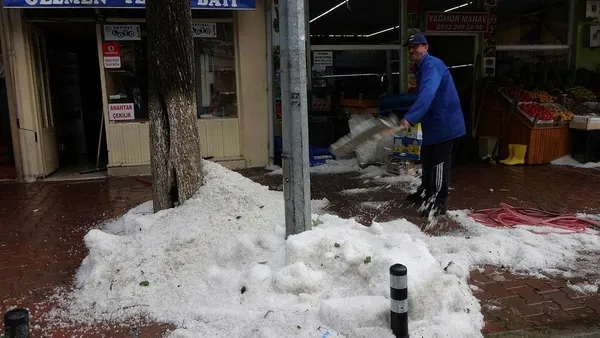 Kastamonu’ya 15 dakika süren dolu yağışı kenti beyaza bürüdü-1