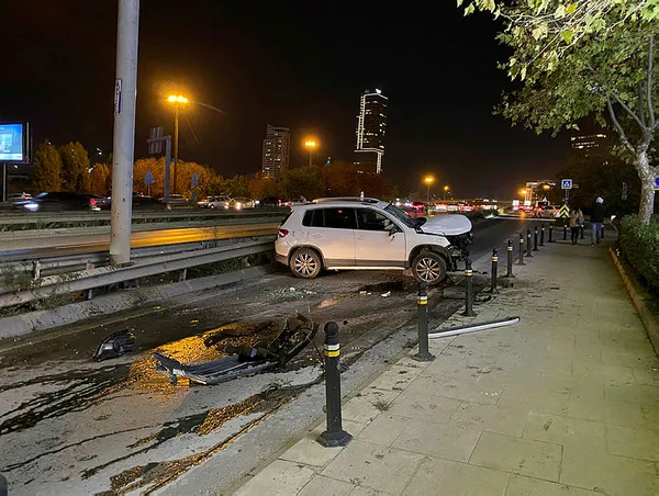1636565663195.jpg Kadıköy'de kontrolden çıkan cip bariyerlere girdi-1