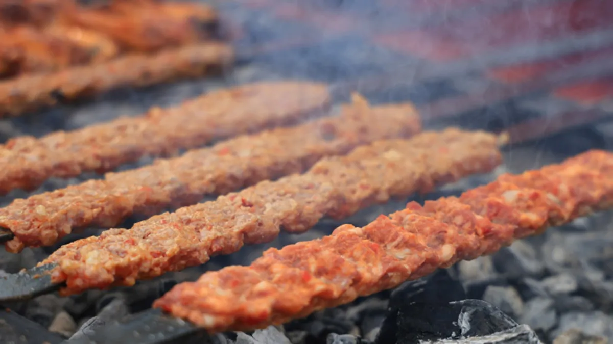 Adana kebapta hile! Tutsun diye içine kıyma yerine bakın ne koyuyorlar