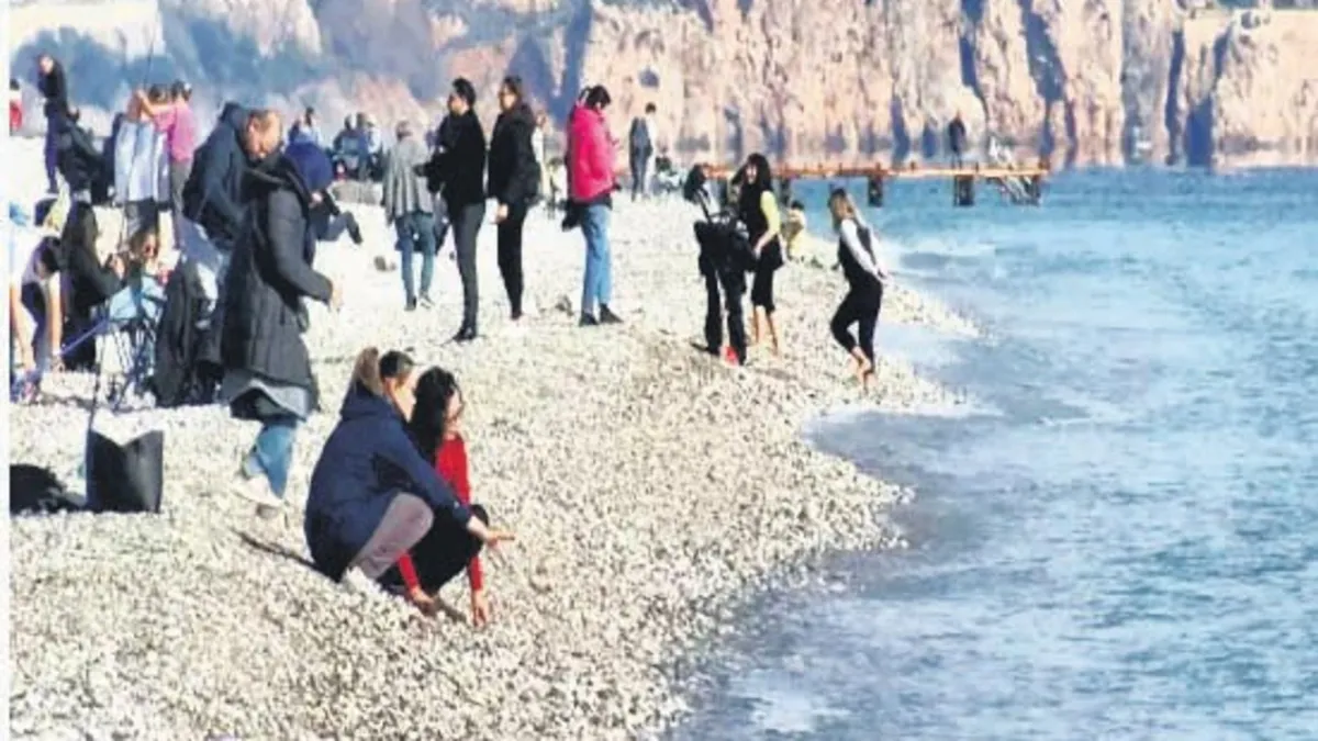 Türkiye kar altında kalırken Antalya'da vatandaşlar sahillere akın etti…