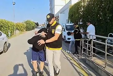 Adana’da ev arkadaşlarını bıçaklayan şüpheliler evde kilitli kalınca yakalandı