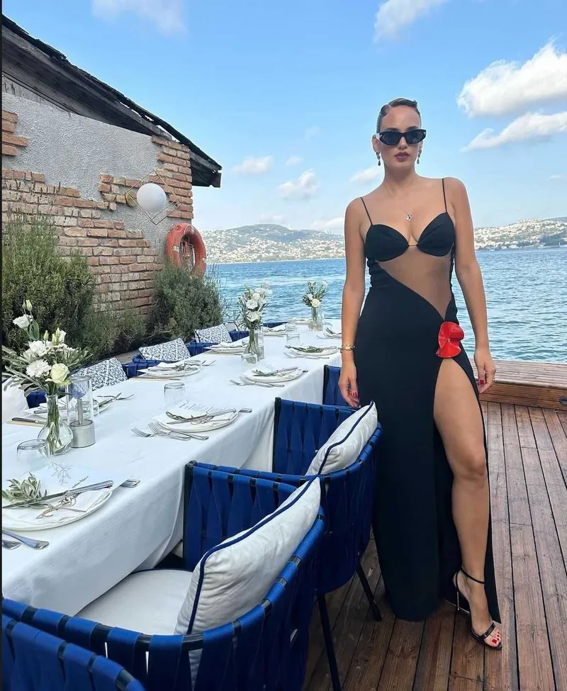 Seda Bakan, galadaki şıklığıyla ortalığı salladı! Derin göğüs ve göbek dekolteli elbisesinin fiyatı dudak uçuklattı-3