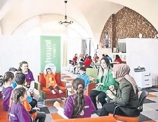 Depremzede çocuklara moral desteği