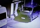 Otomobillere dadanan hırsız kamerada