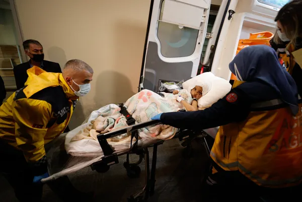 devlet-pitbullarin-saldirisina-ugrayan-minik-asiye-icin-seferber-oldu-bizim-icin-ozel-ucak-tuttular-1640431979929.jpg Devlet pitbulların saldırısına uğrayan minik Asiye için seferber oldu: Bizim için özel uçak tuttular-6