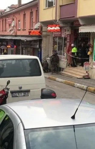 Kocaeli'de dehşet anları! Tüfek ve benzin bidonuyla berberi rehin aldı!