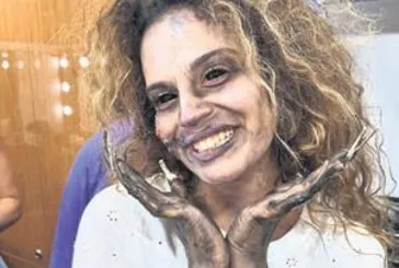 Aslı Bekiroğlu "Kutsal Damacana 5: Zombi" filmindeki makyajıyla gündem oldu!