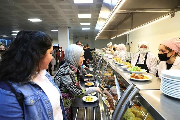 emine-erdogan-kyk-yurdunda-kiz-ogrencilerle-iftar-yapti-1649275711184.jpeg Emine Erdoğan, KYK yurdunda kız öğrencilerle iftar yaptı-2
