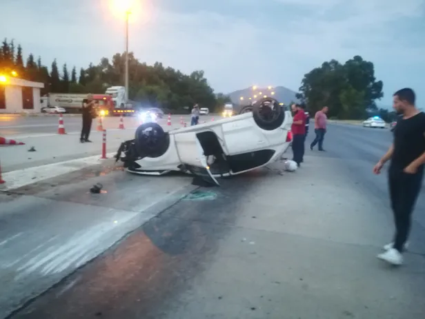 Böyle inat görülmedi! Aynı gişeden daha önce geçmek isteyen iki araç faciaya neden oldu-4