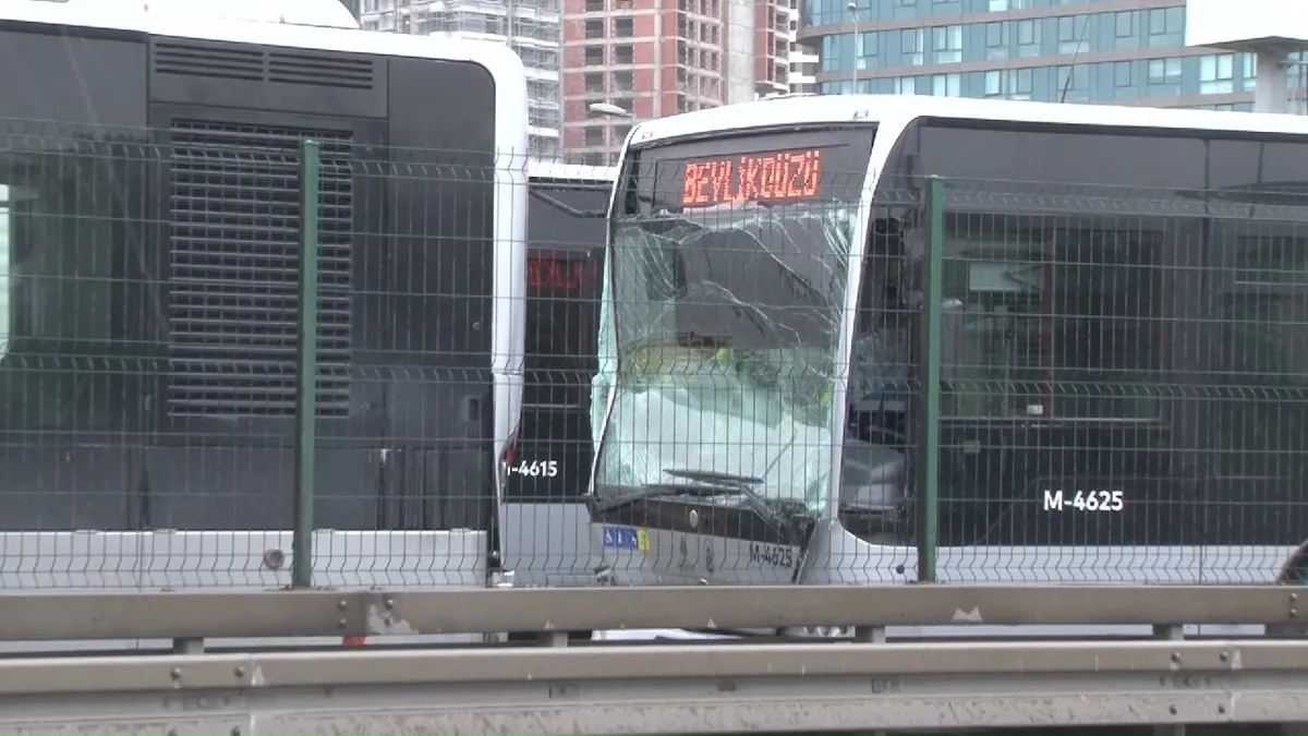 Fikirtepe'de iki metrobüs çarpıştı!