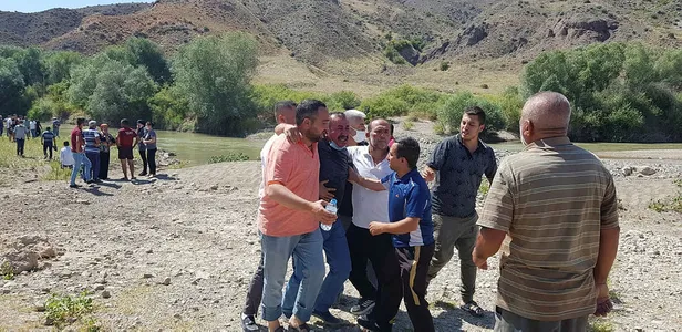 kayseride-kizilirmaka-giren-baba-kayboldu-2-cocugu-boguldu-1596980870347.jpg Kayseri'de çok acı olay! Kızılırmak'a giren baba kayboldu, 2 çocuğu boğuldu-1